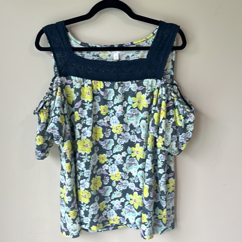 LC Lauren Conrad 🌼 Cold Shoulder Top